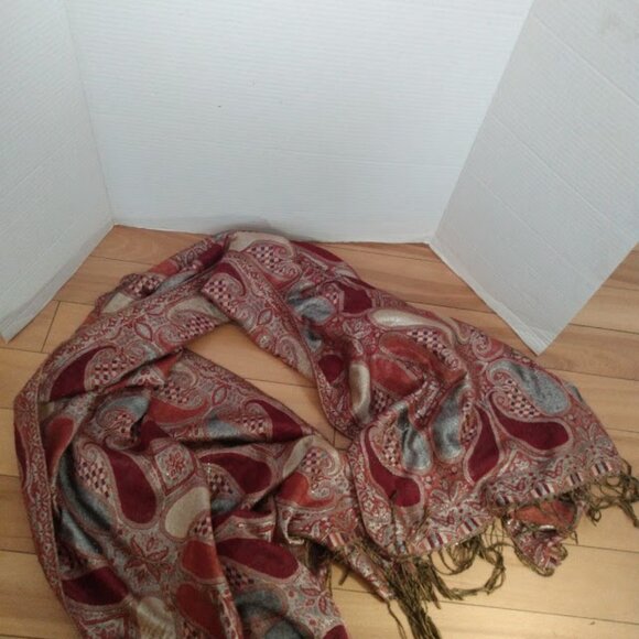 Shawl/wrap with paisley design with fringe. - Picture 1 of 2